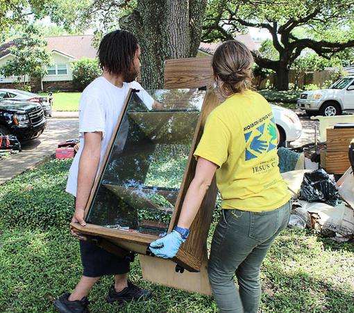 Houston Mayor Calls Mormon Missionaries to Help after Flooding